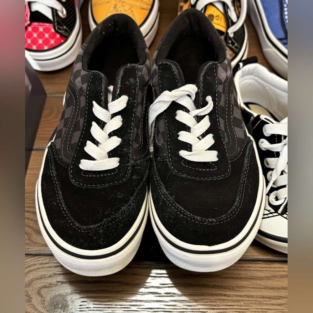 YOUTH Vans Off The Wall Black and White Checkerboard Suede Low Size 2.0